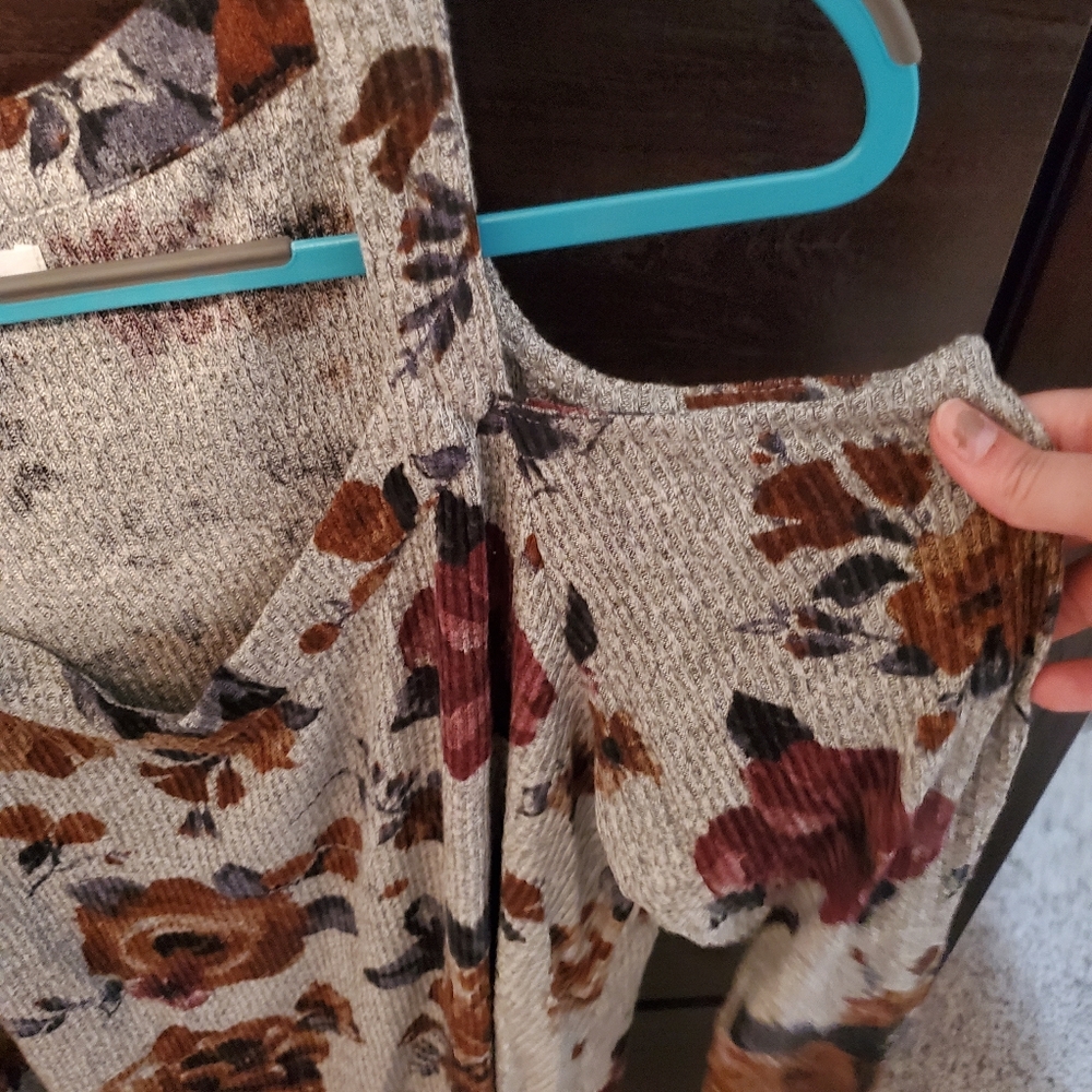 Cold shoulder top - Picture 2 of 2